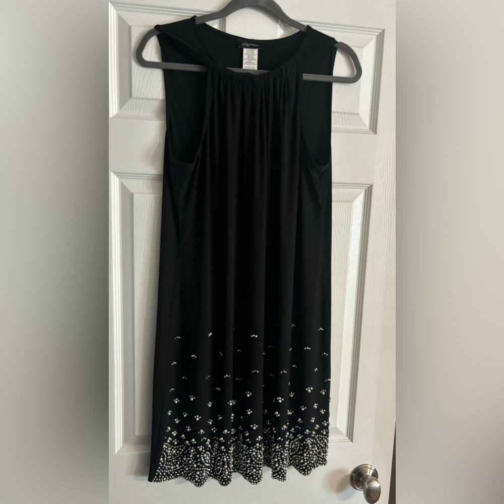 Women’s sleeveless black dress - large